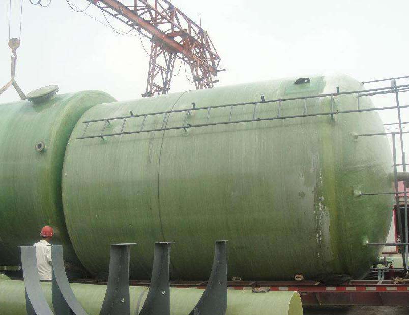玻璃鋼鹽酸罐施工現(xiàn)場(chǎng)